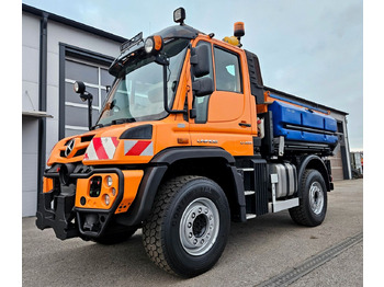 Kipper vrachtwagen UNIMOG