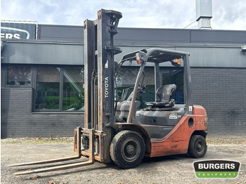 Diesel heftruck TOYOTA FDF 25