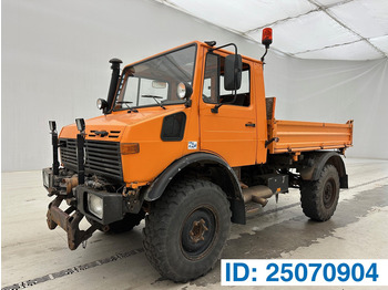 Kipper vrachtwagen UNIMOG