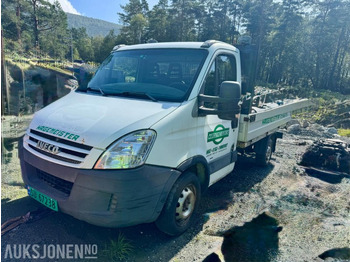 Vrachtwagen met open laadbak IVECO