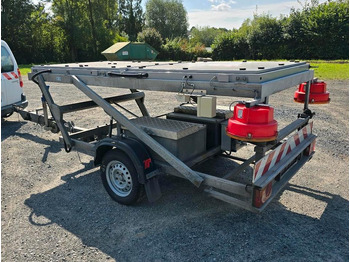 Aanhanger Trebbiner Horizont VWT Verkehrsleittafel Verkehrswarnanhänger Verkehrsleitanhänger Verkehrssicherungsanhänger Nissen Absperrtafel: afbeelding 3