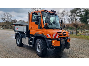 Kipper vrachtwagen UNIMOG