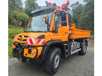 Kipper vrachtwagen UNIMOG