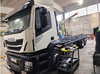 Vrachtwagen met open laadbak IVECO Stralis