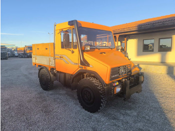 Kipper vrachtwagen UNIMOG U90