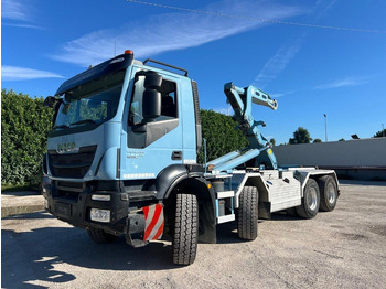 Haakarmsysteem vrachtwagen IVECO Trakker