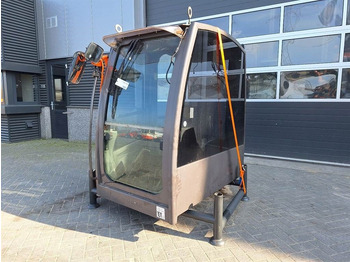 Cabine en interieur MECALAC