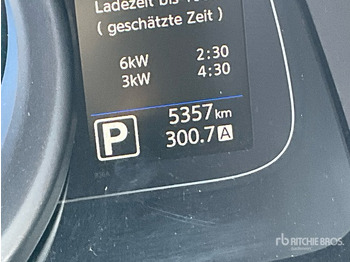 Vrachtwagen met open laadbak NISSAN