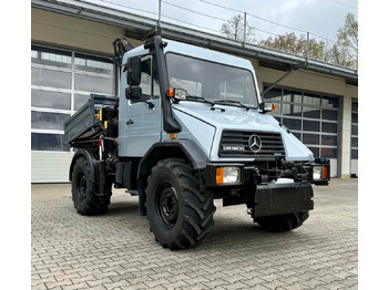 Kipper vrachtwagen UNIMOG