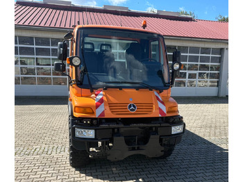 Kipper vrachtwagen UNIMOG
