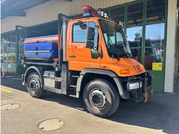 Kipper vrachtwagen UNIMOG U400