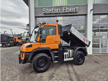 Kipper vrachtwagen UNIMOG