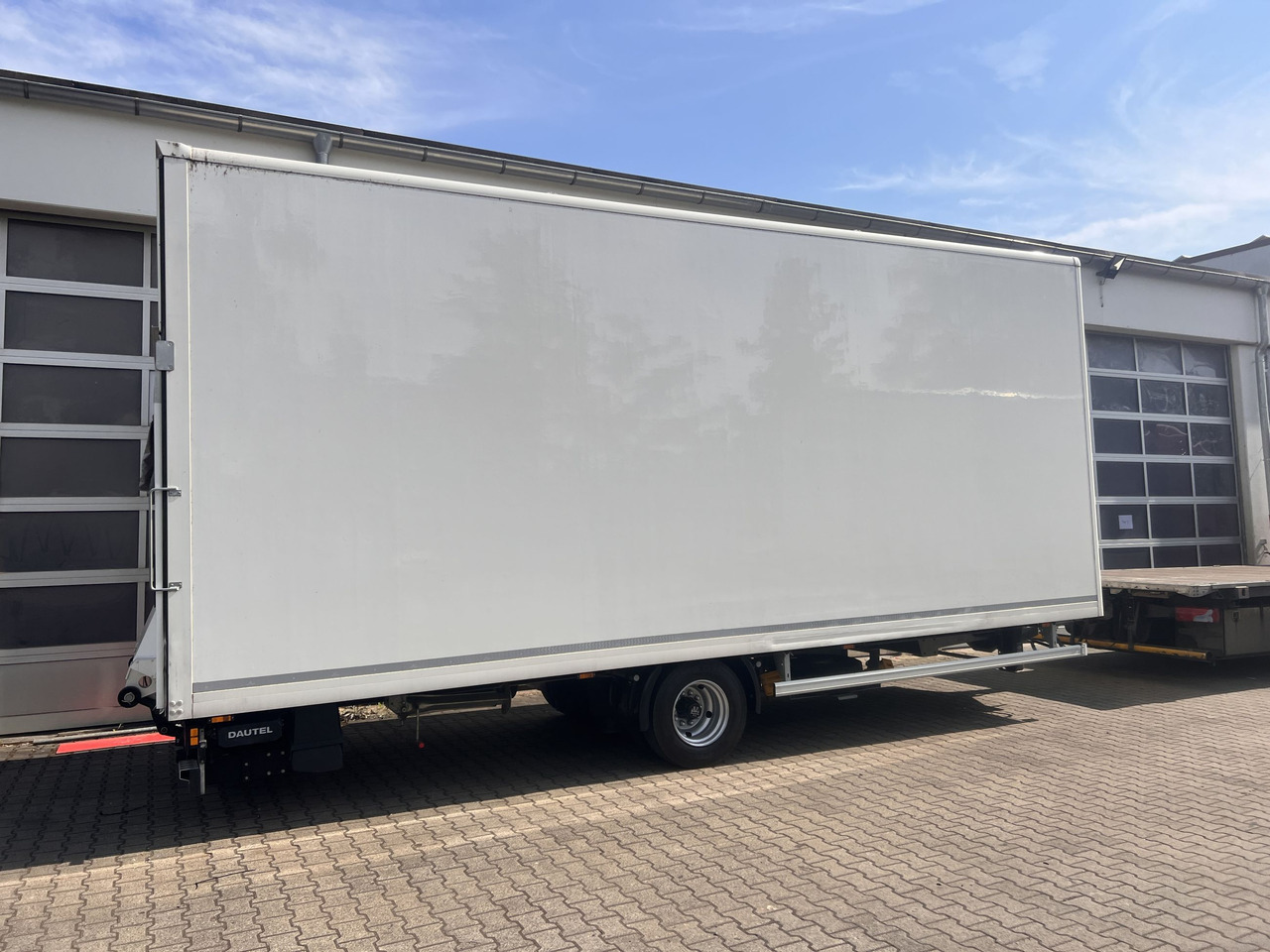 Ackermann Z-KA-F10.5/7,5 1 Achs Kofferanhänger mit Ladebordwand 10,5 t GG - Gesloten aanhangwagen: afbeelding 5 Ackermann Z-KA-F10.5/7,5 1 Achs Kofferanhänger mit Ladebordwand 10,5 t GG - Gesloten aanhangwagen: afbeelding 5