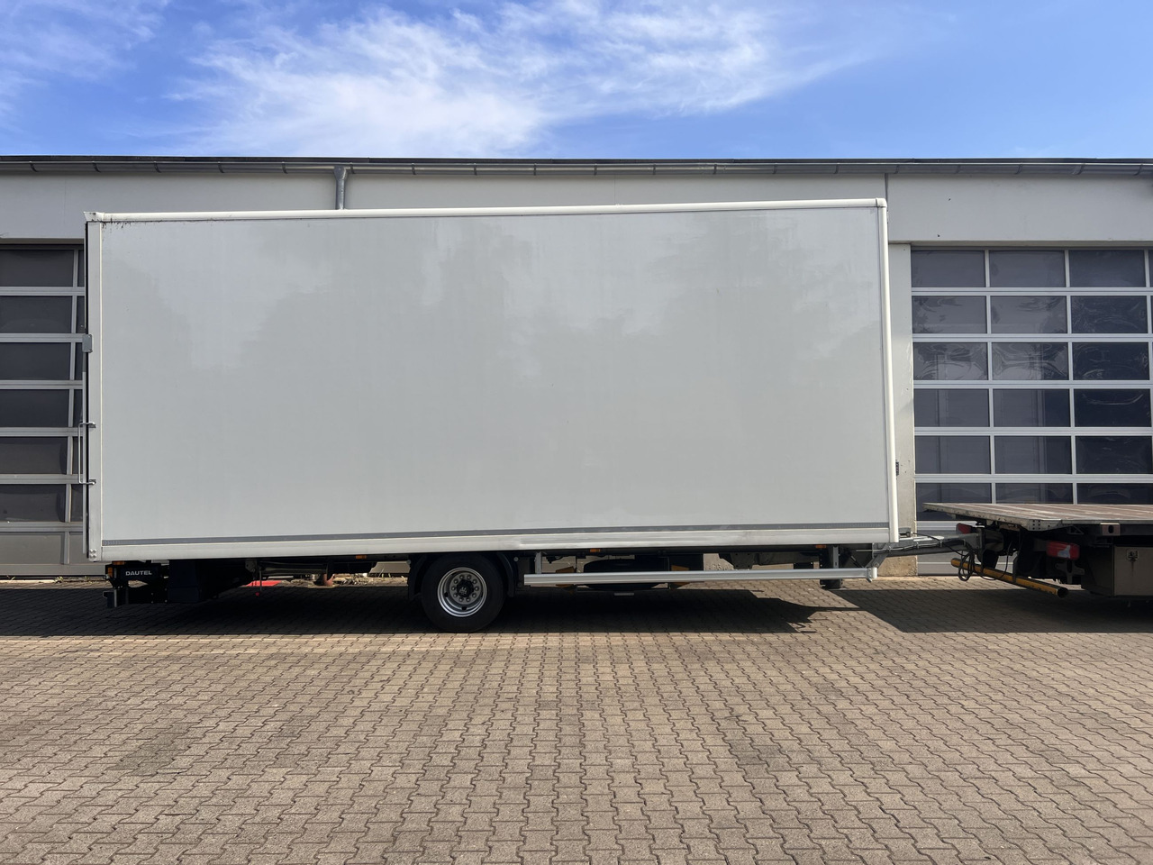 Ackermann Z-KA-F10.5/7,5 1 Achs Kofferanhänger mit Ladebordwand 10,5 t GG - Gesloten aanhangwagen: afbeelding 4 Ackermann Z-KA-F10.5/7,5 1 Achs Kofferanhänger mit Ladebordwand 10,5 t GG - Gesloten aanhangwagen: afbeelding 4