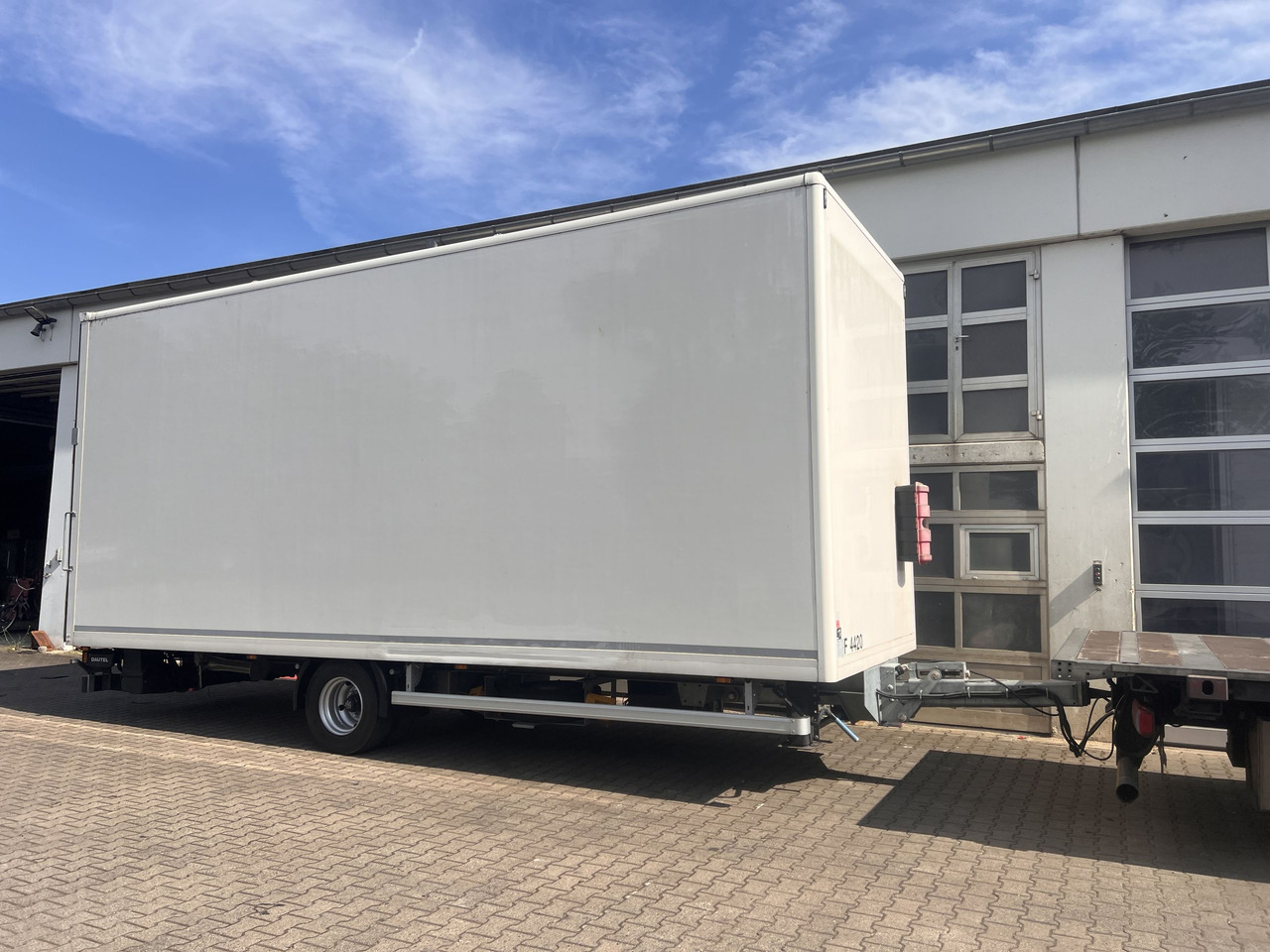 Ackermann Z-KA-F10.5/7,5 1 Achs Kofferanhänger mit Ladebordwand 10,5 t GG - Gesloten aanhangwagen: afbeelding 3 Ackermann Z-KA-F10.5/7,5 1 Achs Kofferanhänger mit Ladebordwand 10,5 t GG - Gesloten aanhangwagen: afbeelding 3