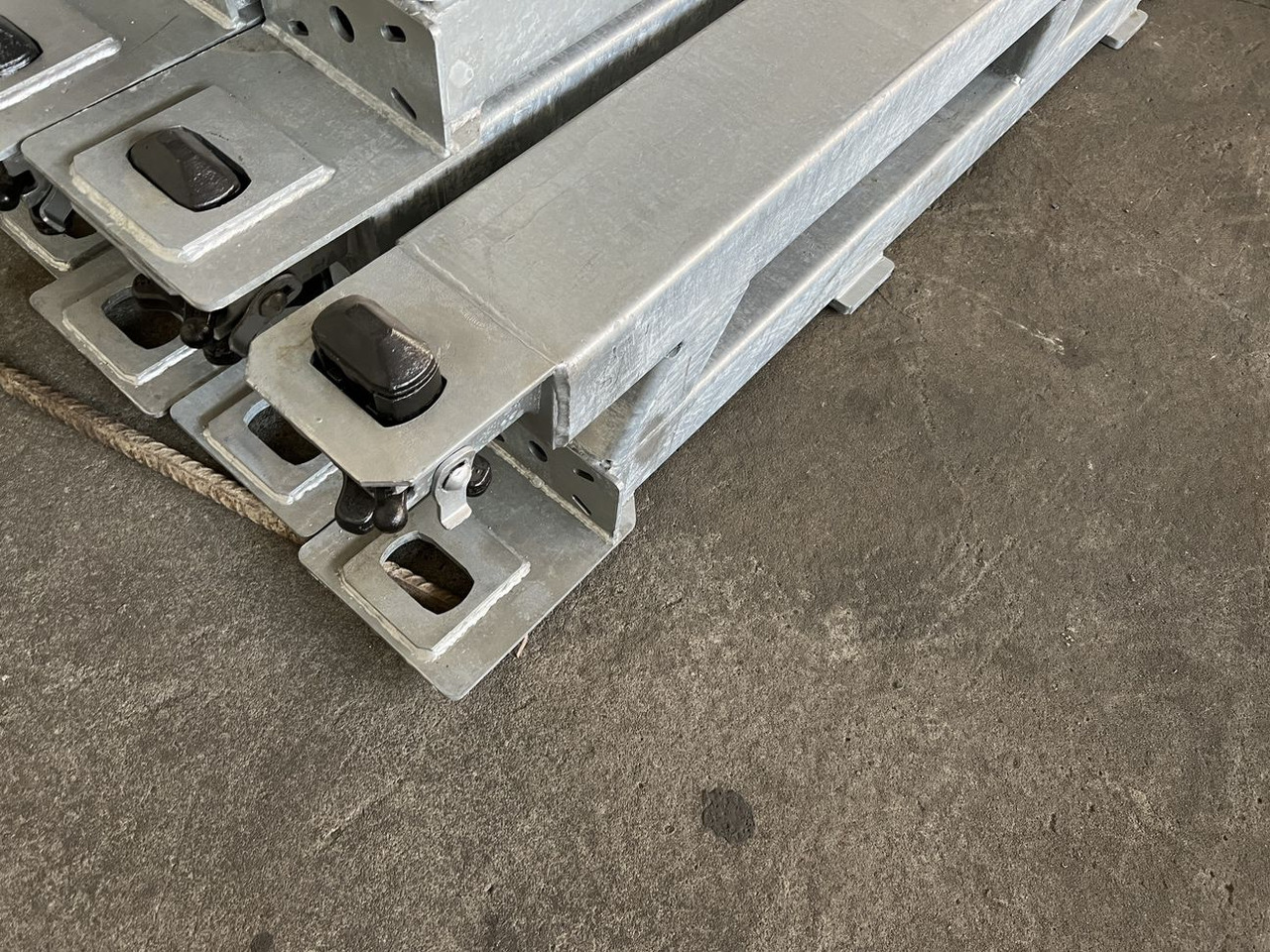 Müller Mitteltal Ausgleichsbock für Satteltieflader incl. Conatinerverschlüssen - Dieplader oplegger: afbeelding 5 Müller Mitteltal Ausgleichsbock für Satteltieflader incl. Conatinerverschlüssen - Dieplader oplegger: afbeelding 5