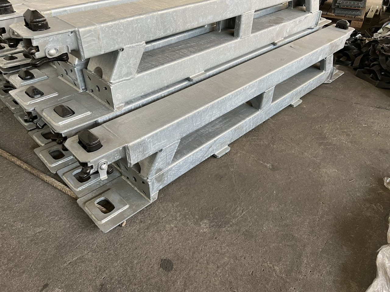 Müller Mitteltal Ausgleichsbock für Satteltieflader incl. Conatinerverschlüssen - Dieplader oplegger: afbeelding 4 Müller Mitteltal Ausgleichsbock für Satteltieflader incl. Conatinerverschlüssen - Dieplader oplegger: afbeelding 4