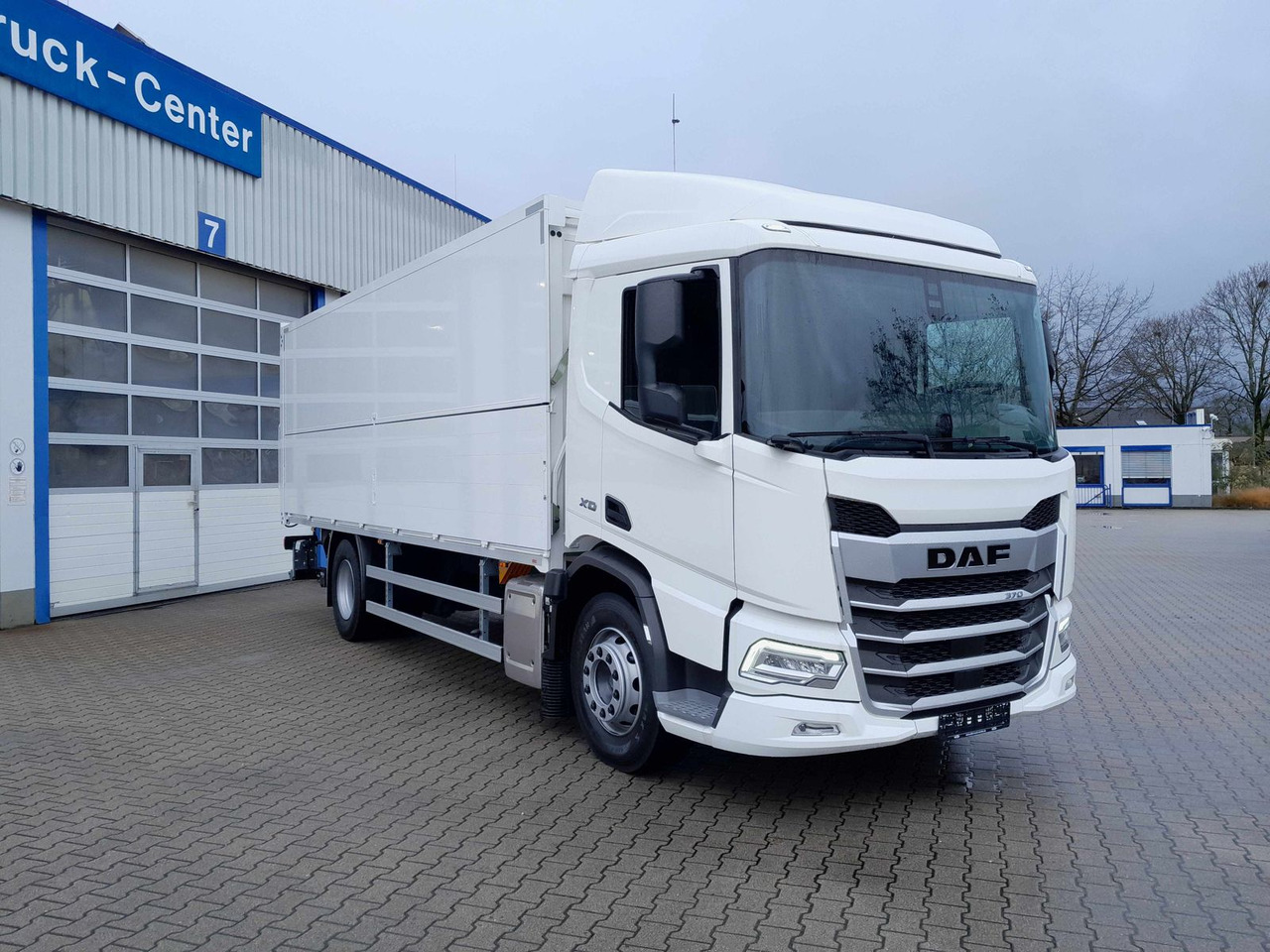 DAF XD 370 Fahrgestell DAF XD 370 Fa Swing-Board-Aufbau - Chassis vrachtwagen: afbeelding 1 DAF XD 370 Fahrgestell DAF XD 370 Fa Swing-Board-Aufbau - Chassis vrachtwagen: afbeelding 1