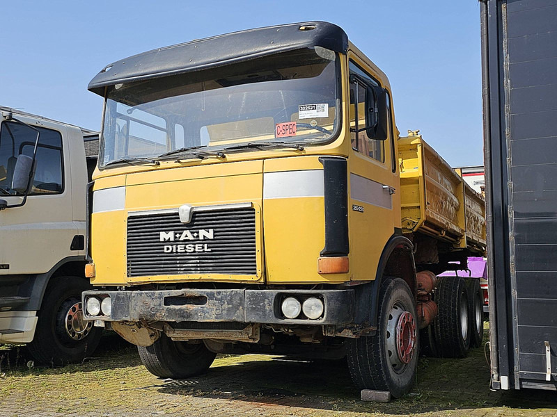 MAN 26.281 DFK 6X4 STEEL 6 CYL. - Kipper vrachtwagen: afbeelding 1 MAN 26.281 DFK 6X4 STEEL 6 CYL. - Kipper vrachtwagen: afbeelding 1