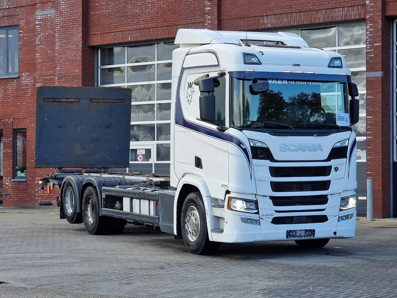 Scania R500 NGS 6x2 - Chassis - 4.95 WB - Loadlift - Retarder - Full air - Navi - Led - Chassis vrachtwagen: afbeelding 2 Scania R500 NGS 6x2 - Chassis - 4.95 WB - Loadlift - Retarder - Full air - Navi - Led - Chassis vrachtwagen: afbeelding 2