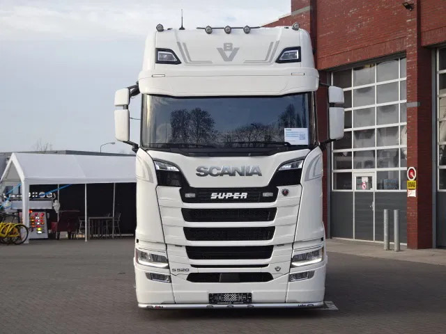Scania 590S V8 NGS Highline 4x2 - New - Retarder - Leather - Alloy wheels Led - Navi - NEW! - Trekker: afbeelding 2 Scania 590S V8 NGS Highline 4x2 - New - Retarder - Leather - Alloy wheels Led - Navi - NEW! - Trekker: afbeelding 2