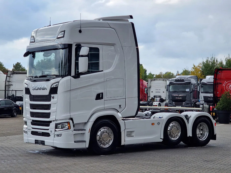 Scania 770S V8 NGS Highline 6x2/4 - New - Old dashboard - Full spec - Retarder - Night clima - Led - Leather - Navi - Trekker: afbeelding 3 Scania 770S V8 NGS Highline 6x2/4 - New - Old dashboard - Full spec - Retarder - Night clima - Led - Leather - Navi - Trekker: afbeelding 3