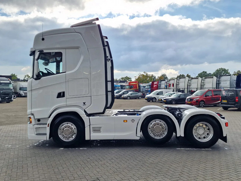 Scania 770S V8 NGS Highline 6x2/4 - New - Old dashboard - Full spec - Retarder - Night clima - Led - Leather - Navi - Trekker: afbeelding 4 Scania 770S V8 NGS Highline 6x2/4 - New - Old dashboard - Full spec - Retarder - Night clima - Led - Leather - Navi - Trekker: afbeelding 4
