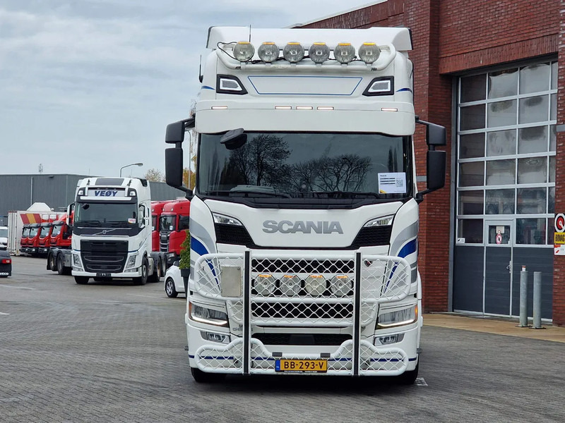 Scania R560 Highline 6x2 - BUFFL - Retarder - Full air - 3.15 WB - Leather - Trekker: afbeelding 2 Scania R560 Highline 6x2 - BUFFL - Retarder - Full air - 3.15 WB - Leather - Trekker: afbeelding 2