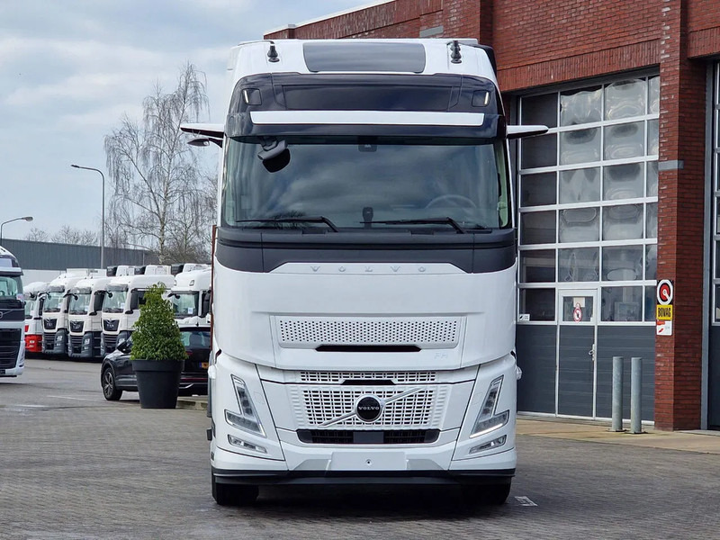 Volvo FH 13.500 Aero Globetrotter XL 4x2 - I Save - I parkcool - 2x tank - Mirror cams - Trekker: afbeelding 2 Volvo FH 13.500 Aero Globetrotter XL 4x2 - I Save - I parkcool - 2x tank - Mirror cams - Trekker: afbeelding 2