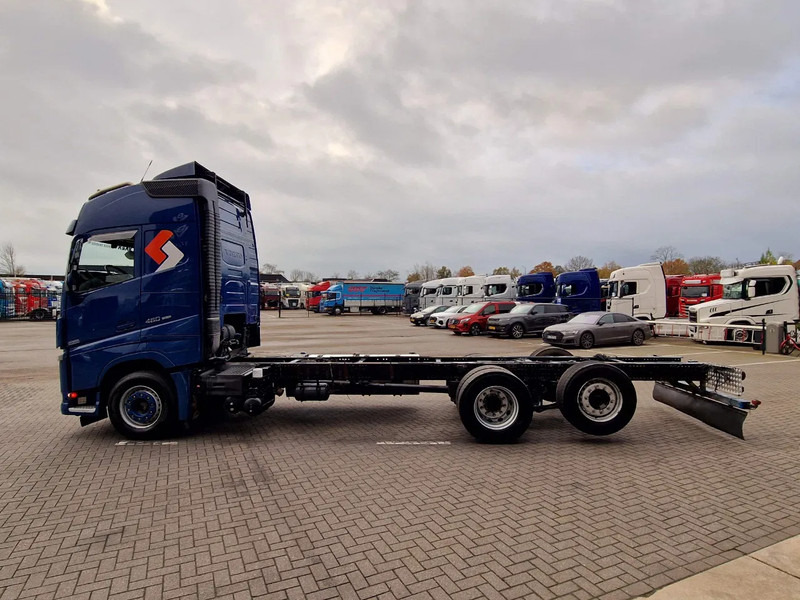 Volvo FH 13.460 Globetrotter 6x2 - Chassis - 4.90 WB - Full air - Euro 6 - VEB+ - Chassis vrachtwagen: afbeelding 4 Volvo FH 13.460 Globetrotter 6x2 - Chassis - 4.90 WB - Full air - Euro 6 - VEB+ - Chassis vrachtwagen: afbeelding 4
