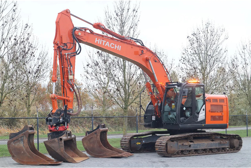 Hitachi ZX225 USRLC-6 | ROTOTILT | 3X BUCKET | TOPCON 3D MC GPS - Rupsgraafmachine: afbeelding 2 Hitachi ZX225 USRLC-6 | ROTOTILT | 3X BUCKET | TOPCON 3D MC GPS - Rupsgraafmachine: afbeelding 2
