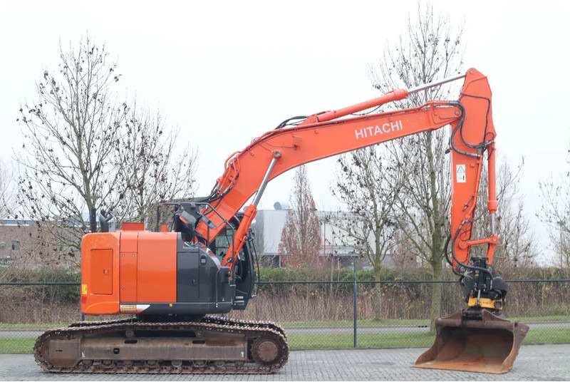 Hitachi ZX225 USRLC-6 | ROTOTILT | BUCKET | GOOD CONDITION - Rupsgraafmachine: afbeelding 4 Hitachi ZX225 USRLC-6 | ROTOTILT | BUCKET | GOOD CONDITION - Rupsgraafmachine: afbeelding 4