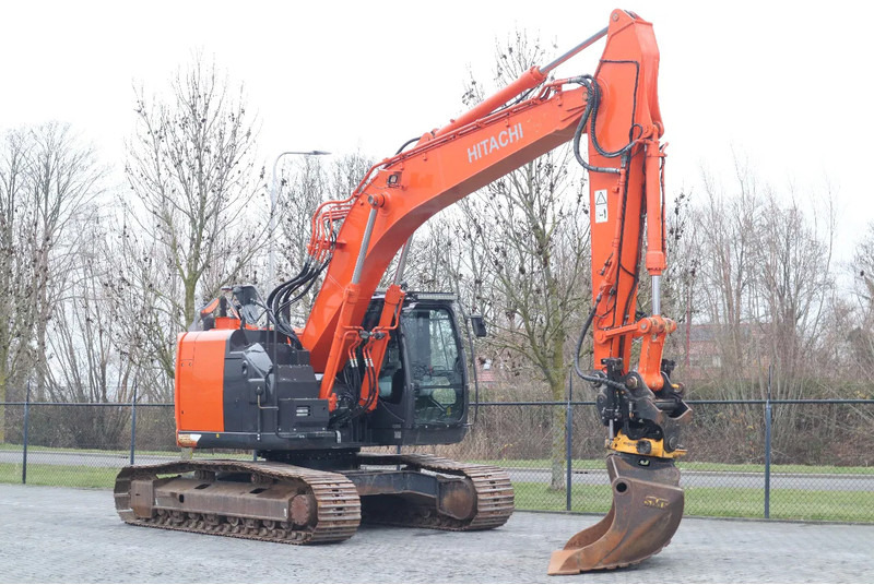 Hitachi ZX225 USRLC-6 | ROTOTILT | BUCKET | GOOD CONDITION - Rupsgraafmachine: afbeelding 5 Hitachi ZX225 USRLC-6 | ROTOTILT | BUCKET | GOOD CONDITION - Rupsgraafmachine: afbeelding 5