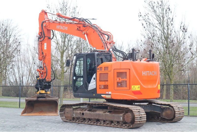 Hitachi ZX225 USRLC-6 | ROTOTILT | BUCKET | GOOD CONDITION - Rupsgraafmachine: afbeelding 3 Hitachi ZX225 USRLC-6 | ROTOTILT | BUCKET | GOOD CONDITION - Rupsgraafmachine: afbeelding 3