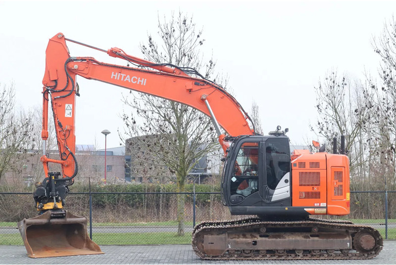 Hitachi ZX225 USRLC-6 | ROTOTILT | BUCKET | GOOD CONDITION - Rupsgraafmachine: afbeelding 1 Hitachi ZX225 USRLC-6 | ROTOTILT | BUCKET | GOOD CONDITION - Rupsgraafmachine: afbeelding 1