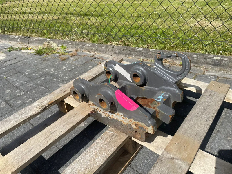 SMP S30 | HALF-AUTO QUICK COUPLER | SNELWISSEL | VOLVO EC18 - Sloopschaar voor Bouwmachine: afbeelding 1 SMP S30 | HALF-AUTO QUICK COUPLER | SNELWISSEL | VOLVO EC18 - Sloopschaar voor Bouwmachine: afbeelding 1