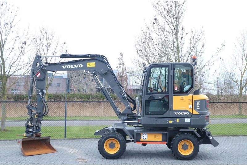 Volvo EW60E | DEMO | 30 KM/H | ROTOTILT + GRIPPER | BUCKET - Mobiele graafmachine: afbeelding 1 Volvo EW60E | DEMO | 30 KM/H | ROTOTILT + GRIPPER | BUCKET - Mobiele graafmachine: afbeelding 1