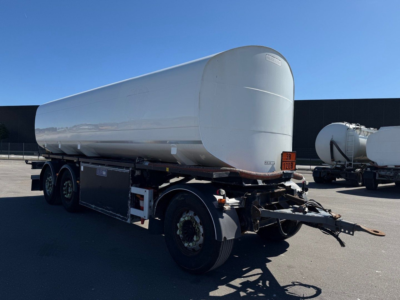 Eurotank 3 axle ET-26-4 ADR 25.500 L 4 Room - Tank aanhanger: afbeelding 2 Eurotank 3 axle ET-26-4 ADR 25.500 L 4 Room - Tank aanhanger: afbeelding 2