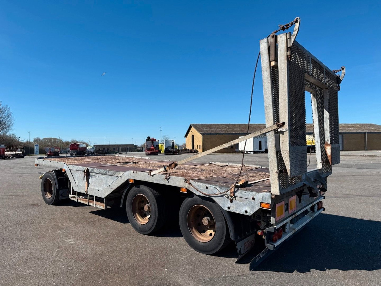 Fliegl FLT328 3 achser Maschinenanhänger mit Radkasten - Dieplader aanhangwagen: afbeelding 5 Fliegl FLT328 3 achser Maschinenanhänger mit Radkasten - Dieplader aanhangwagen: afbeelding 5