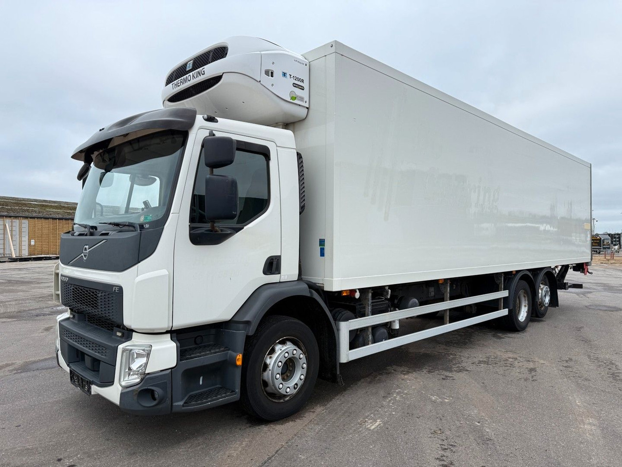 Volvo FE320 6x2*4 TK T1200-R Spectrum 9,80 m. koffer - Koelwagen vrachtwagen: afbeelding 1 Volvo FE320 6x2*4 TK T1200-R Spectrum 9,80 m. koffer - Koelwagen vrachtwagen: afbeelding 1