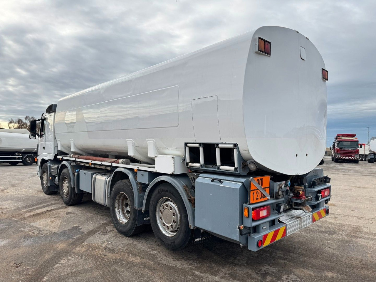 Volvo FM 440 8x2*6 24.000 l. ADR Tanktruck - Tankwagen: afbeelding 4 Volvo FM 440 8x2*6 24.000 l. ADR Tanktruck - Tankwagen: afbeelding 4