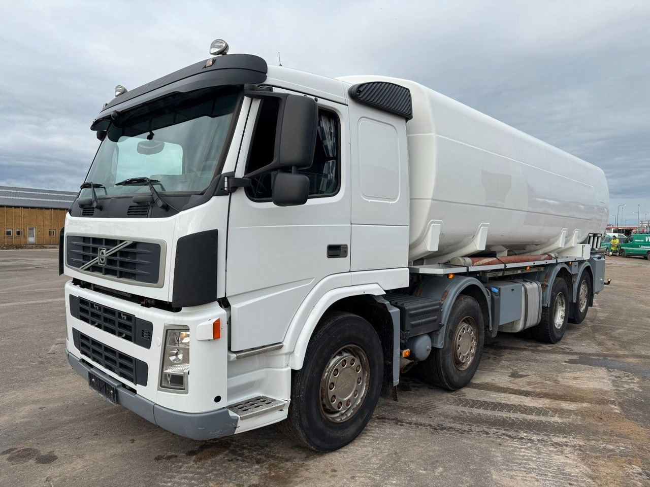 Volvo FM 440 8x2*6 24.000 l. ADR Tanktruck - Tankwagen: afbeelding 1 Volvo FM 440 8x2*6 24.000 l. ADR Tanktruck - Tankwagen: afbeelding 1