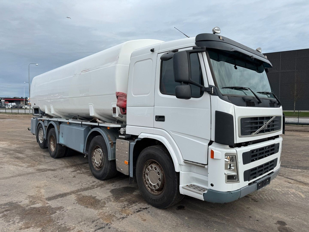 Volvo FM 440 8x2*6 24.000 l. ADR Tanktruck - Tankwagen: afbeelding 2 Volvo FM 440 8x2*6 24.000 l. ADR Tanktruck - Tankwagen: afbeelding 2