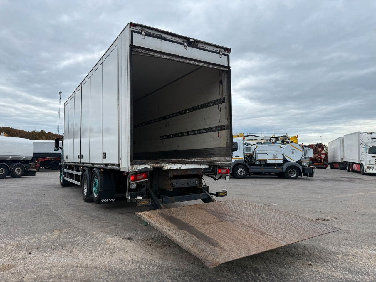 Volvo FM330 6x2*4 Carrier Supra 1050 Nordic - Koelwagen vrachtwagen: afbeelding 5 Volvo FM330 6x2*4 Carrier Supra 1050 Nordic - Koelwagen vrachtwagen: afbeelding 5