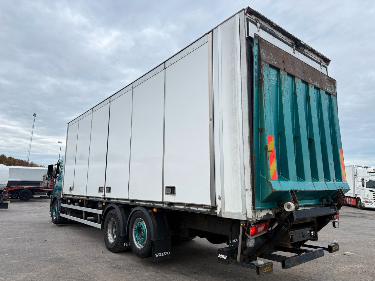 Volvo FM330 6x2*4 Carrier Supra 1050 Nordic - Koelwagen vrachtwagen: afbeelding 4 Volvo FM330 6x2*4 Carrier Supra 1050 Nordic - Koelwagen vrachtwagen: afbeelding 4