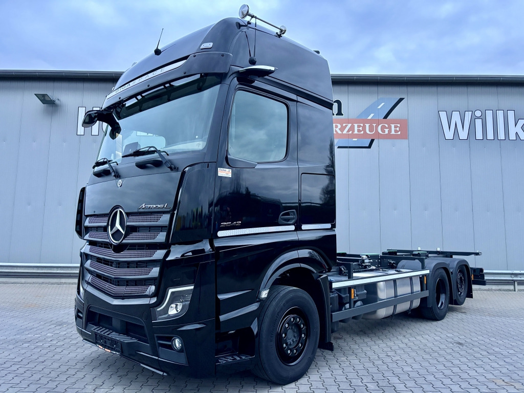 Mercedes-Benz 2542 L 6x2 F 13 Actros GigaSpace - Containertransporter/ Wissellaadbak vrachtwagen: afbeelding 1 Mercedes-Benz 2542 L 6x2 F 13 Actros GigaSpace - Containertransporter/ Wissellaadbak vrachtwagen: afbeelding 1
