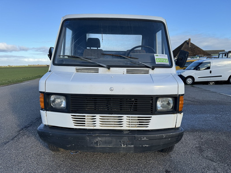 Mercedes-Benz 200-serie 208 - Bestelwagen met open laadbak: afbeelding 2 Mercedes-Benz 200-serie 208 - Bestelwagen met open laadbak: afbeelding 2