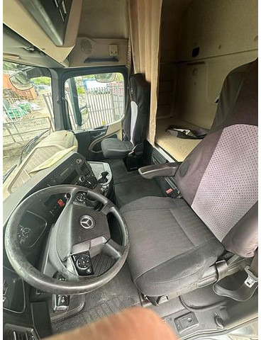 Interieur foto 2: Trekker Mercedes-Benz Actros 1845