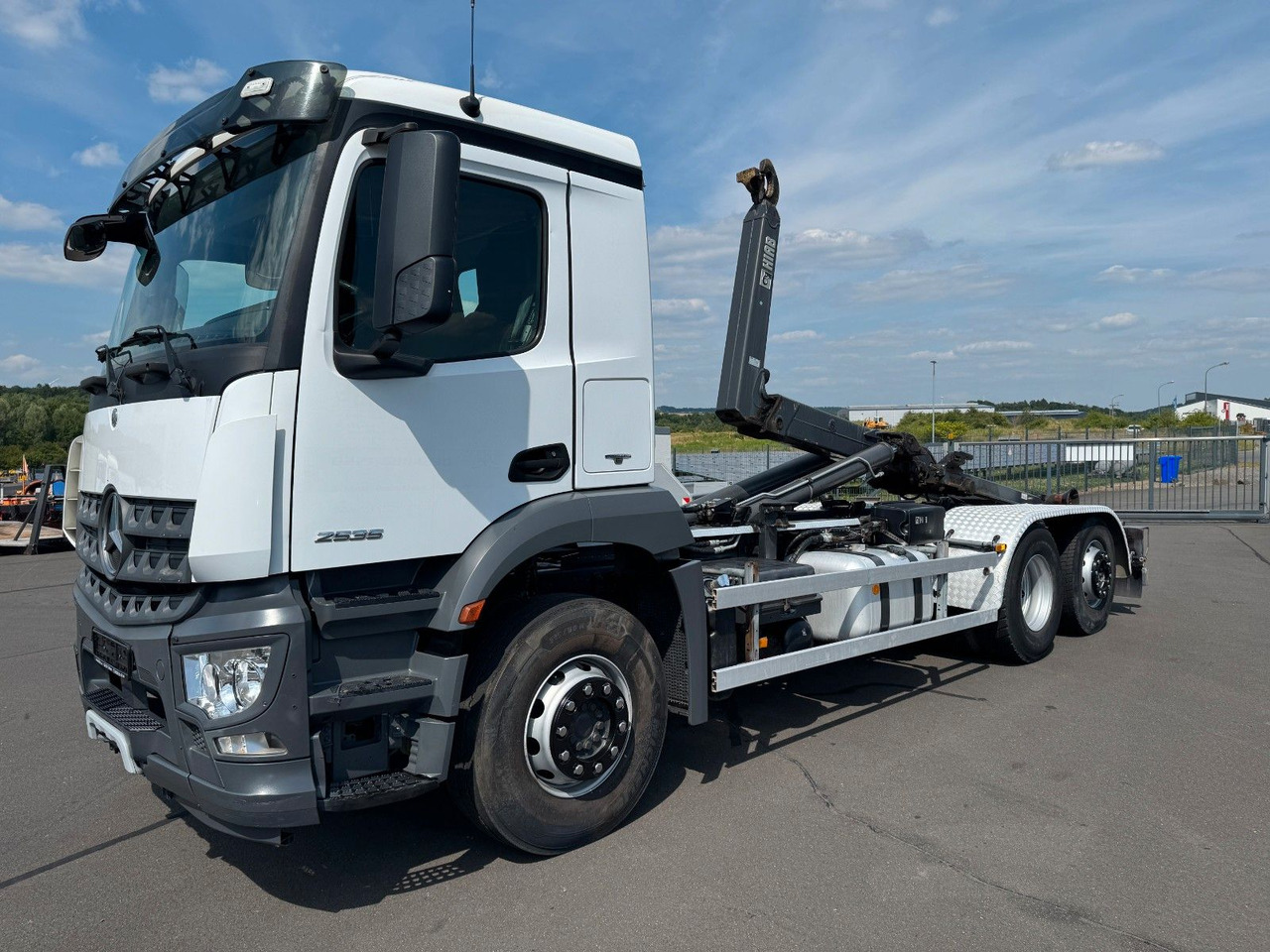 Mercedes-Benz Arocs 2535 6x2 Hiab XR 21S59 + Kranhydraulik - Haakarmsysteem vrachtwagen: afbeelding 4 Mercedes-Benz Arocs 2535 6x2 Hiab XR 21S59 + Kranhydraulik - Haakarmsysteem vrachtwagen: afbeelding 4