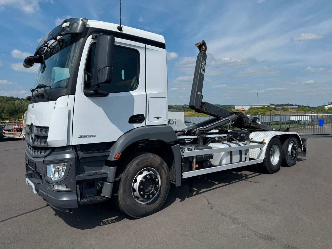 Mercedes-Benz Arocs 2535 6x2 Hiab XR 21S59 + Kranhydraulik - Haakarmsysteem vrachtwagen: afbeelding 5 Mercedes-Benz Arocs 2535 6x2 Hiab XR 21S59 + Kranhydraulik - Haakarmsysteem vrachtwagen: afbeelding 5